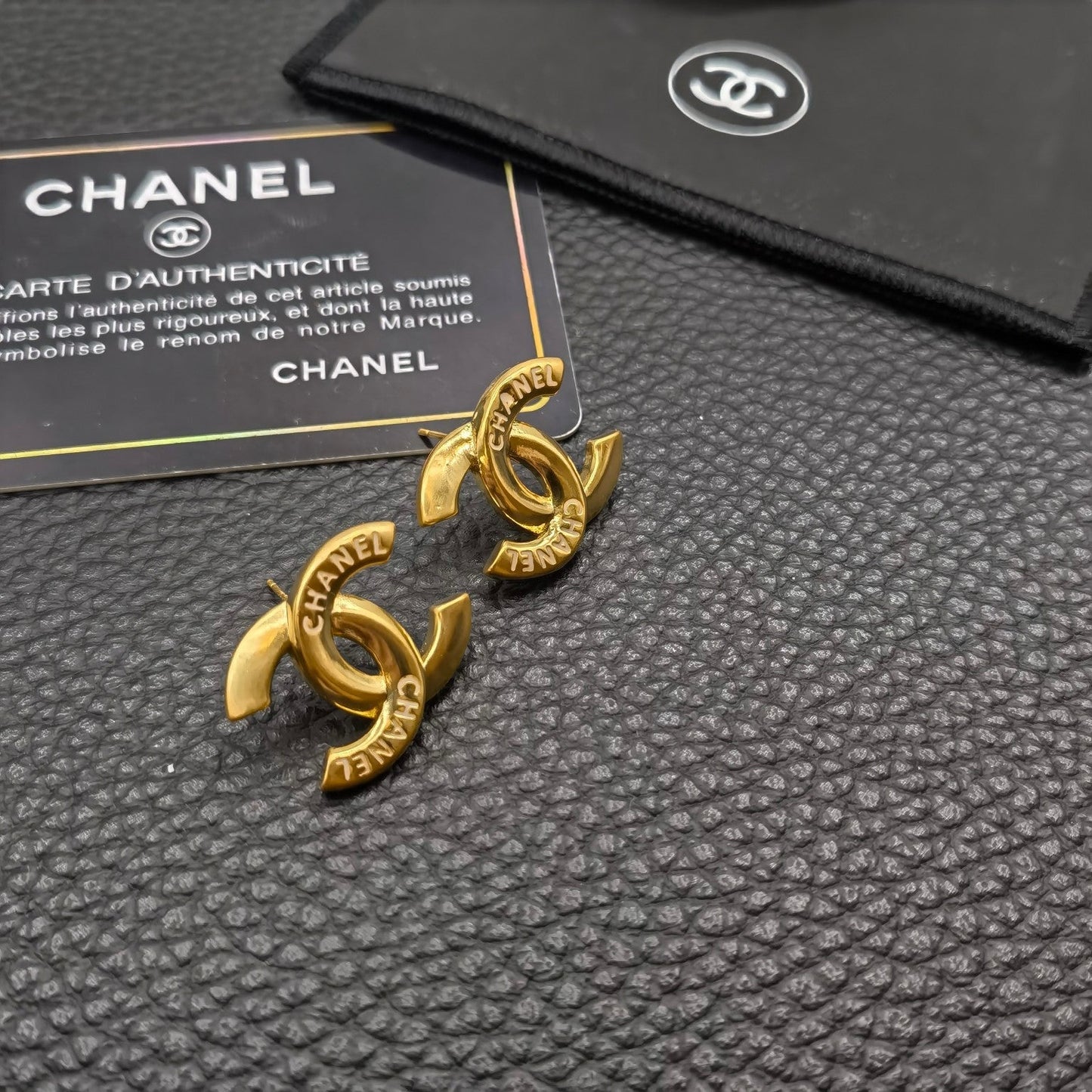 Boucles d'oreilles clous dorées lettre tempérament