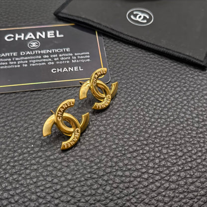 Boucles d'oreilles clous dorées lettre tempérament