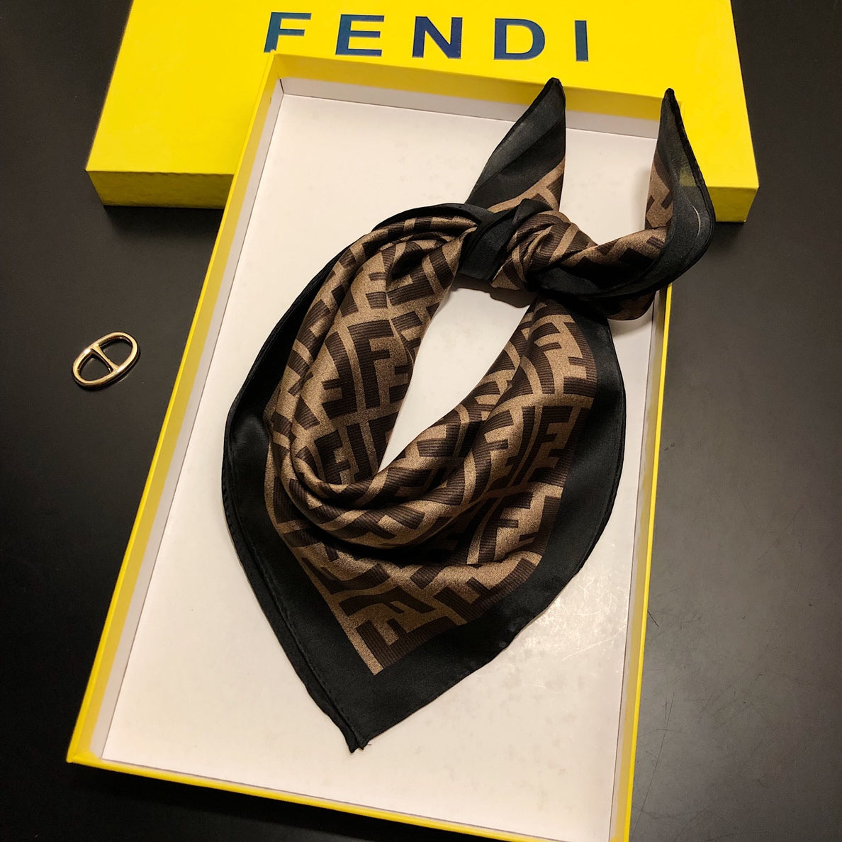 F Foulard Carré Élégant