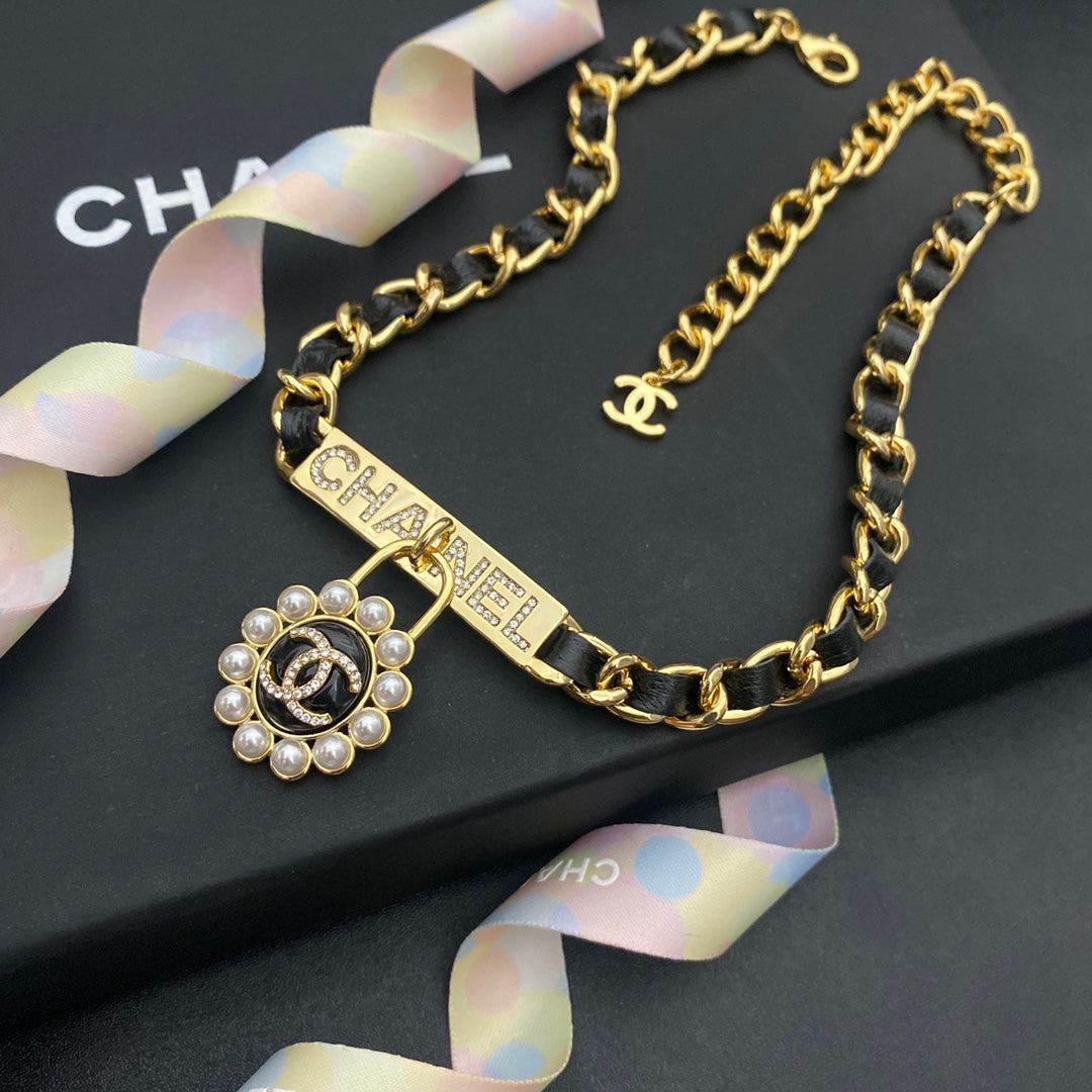 Collar de cuero trenzado con colgante de perla