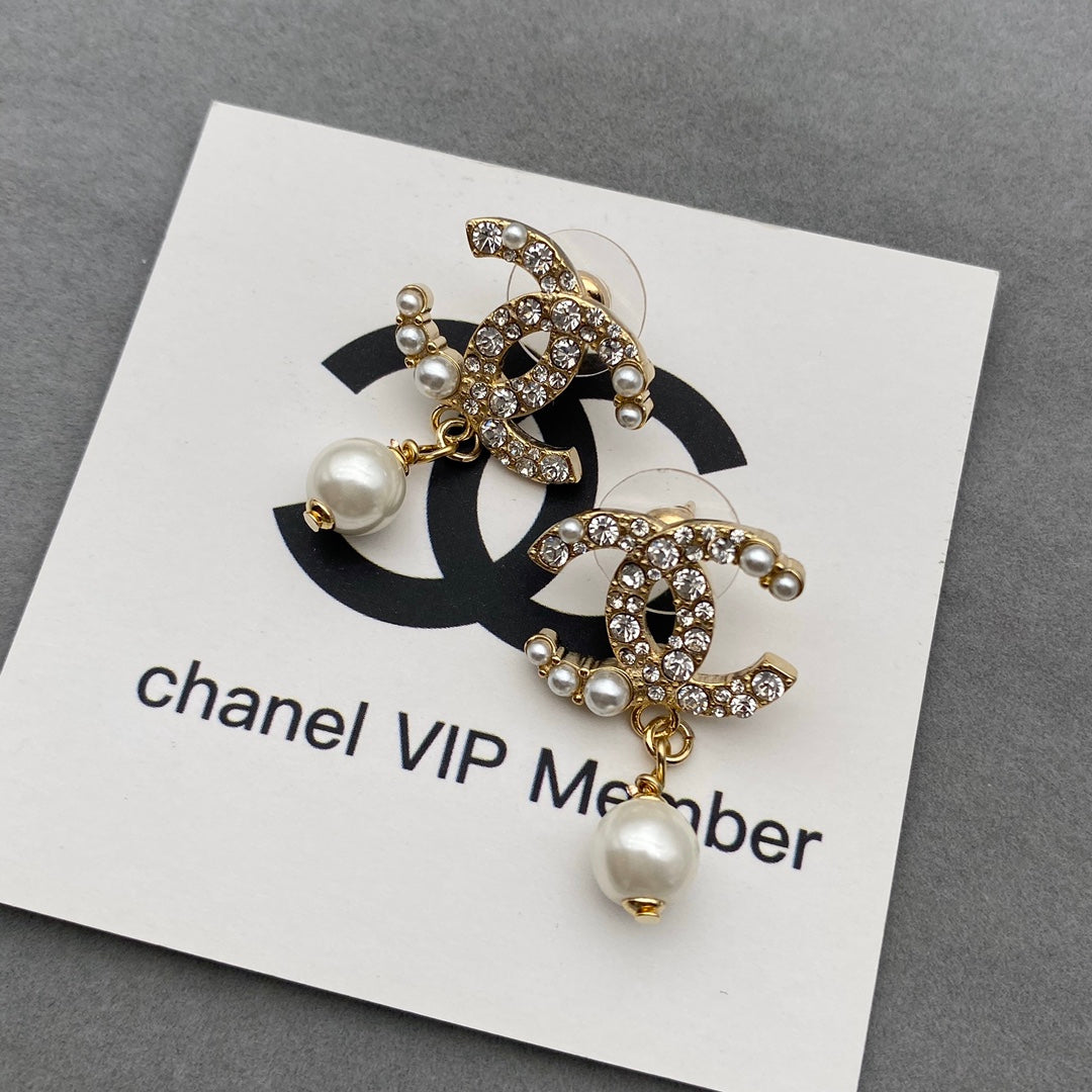 Boucles d'oreilles pendantes en perles et diamants
