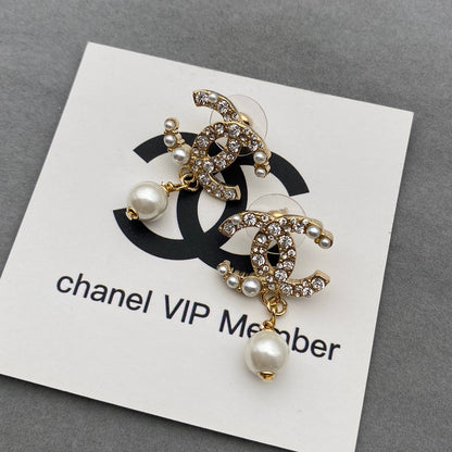 Boucles d'oreilles pendantes en perles et diamants