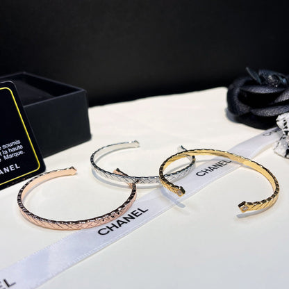 Brazalete Abierto con Diseño de Rombos Acolchados