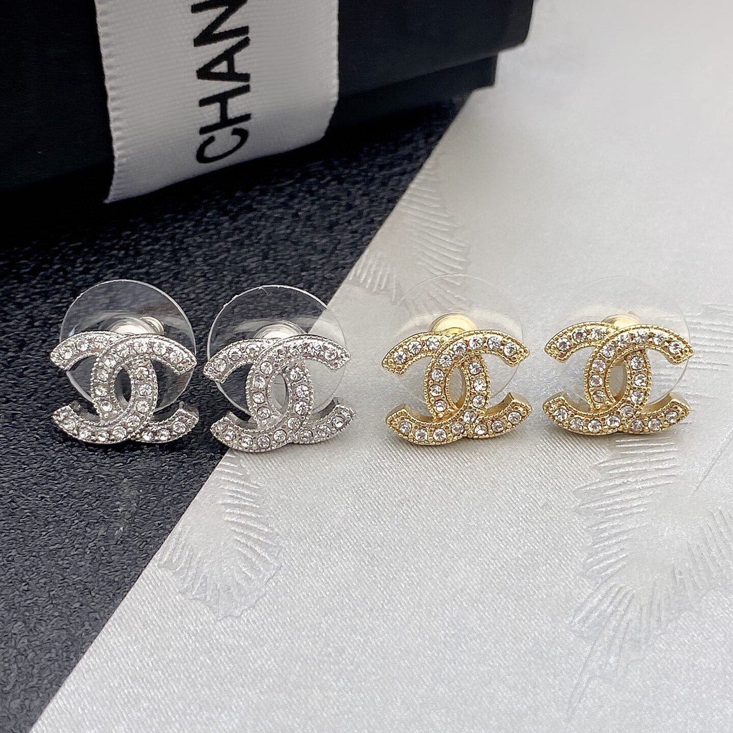 Boucles d'oreilles clous double C entièrement pavées de diamants