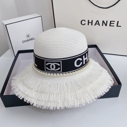 Sombrero de paja con flecos y perlas