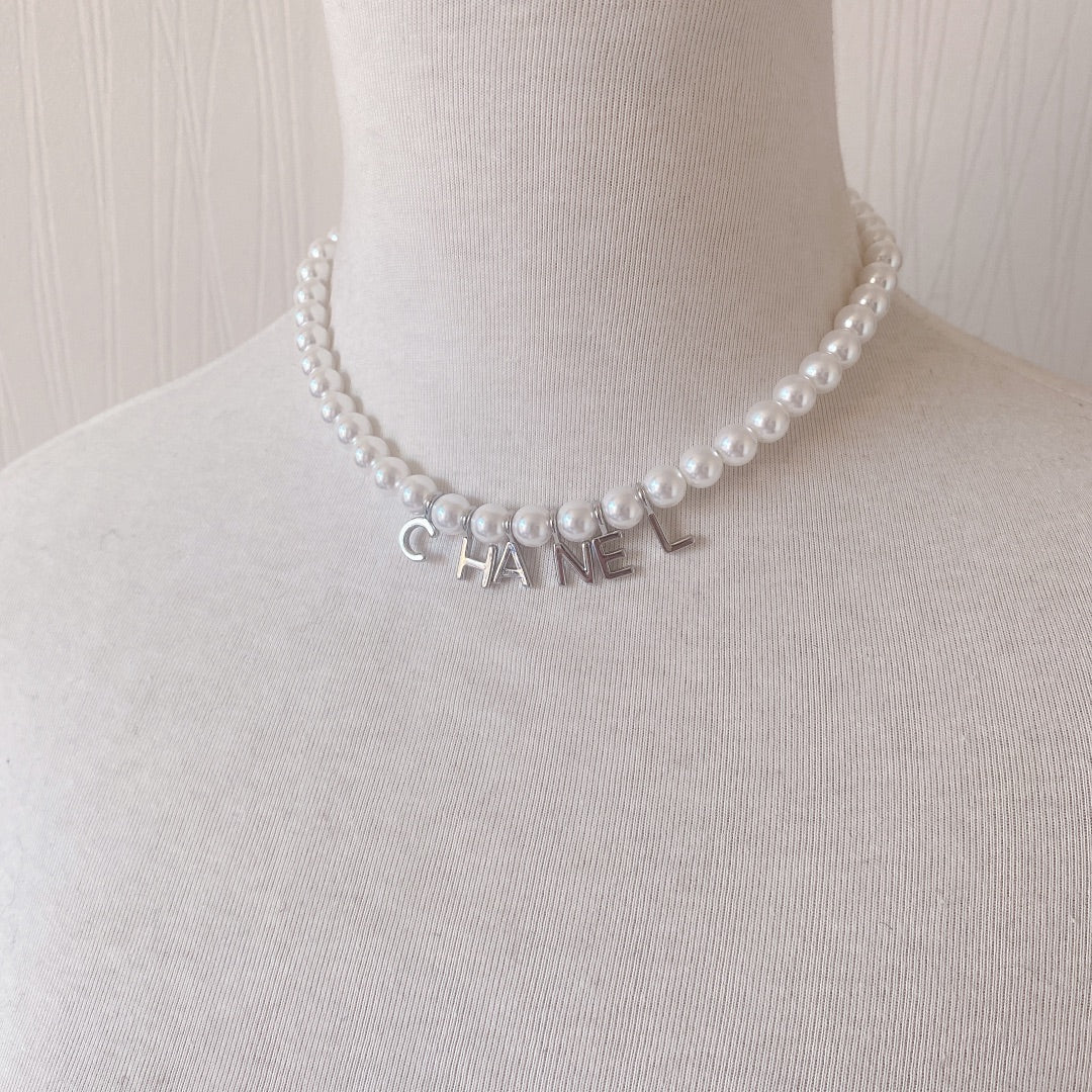 Collier élégant avec pendentif perle et lettre