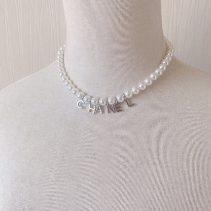 Collier élégant avec pendentif perle et lettre