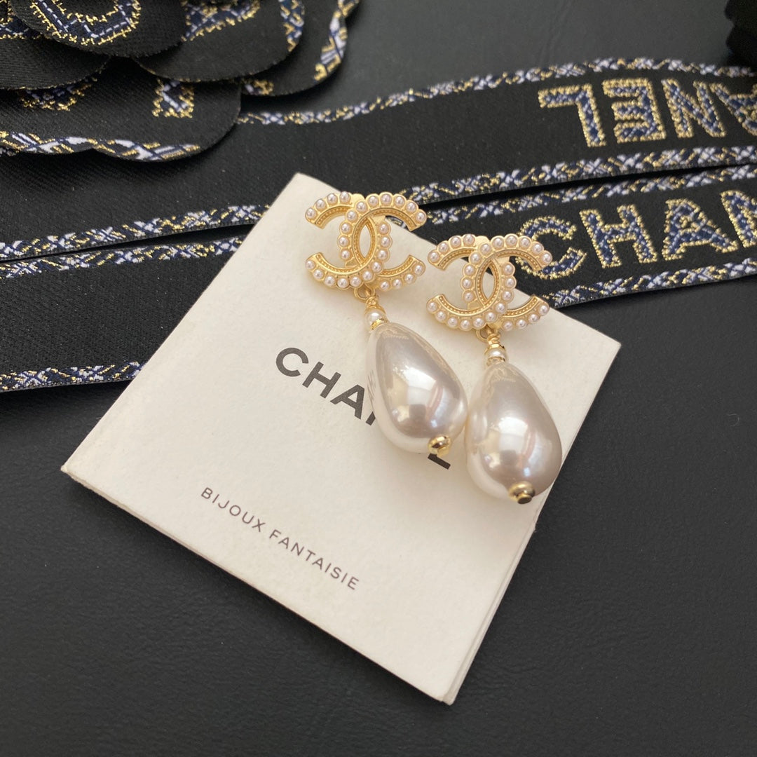 Pendientes Elegantes de Letras con Perlas en Gota