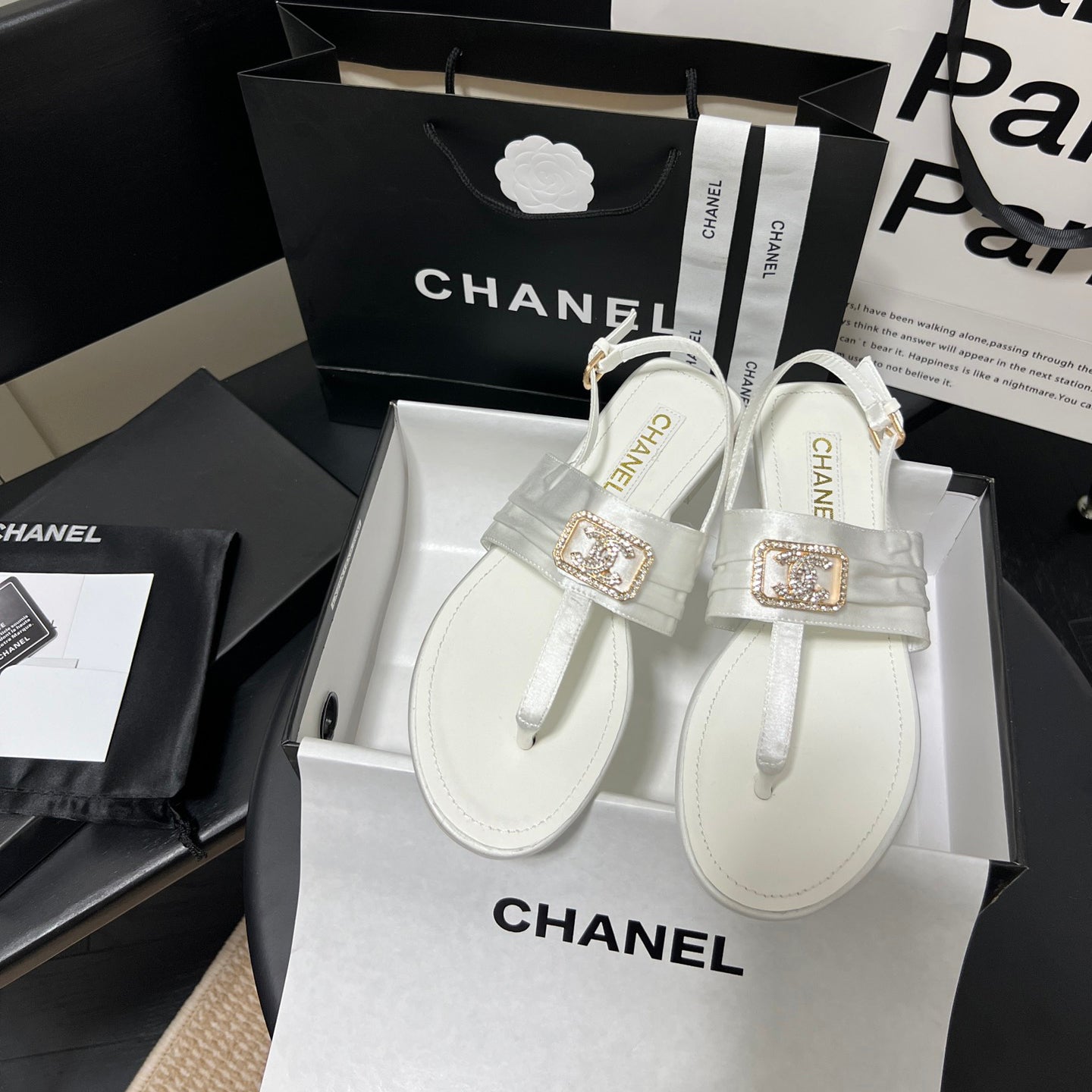 Chanclas con hebilla de diamantes de moda