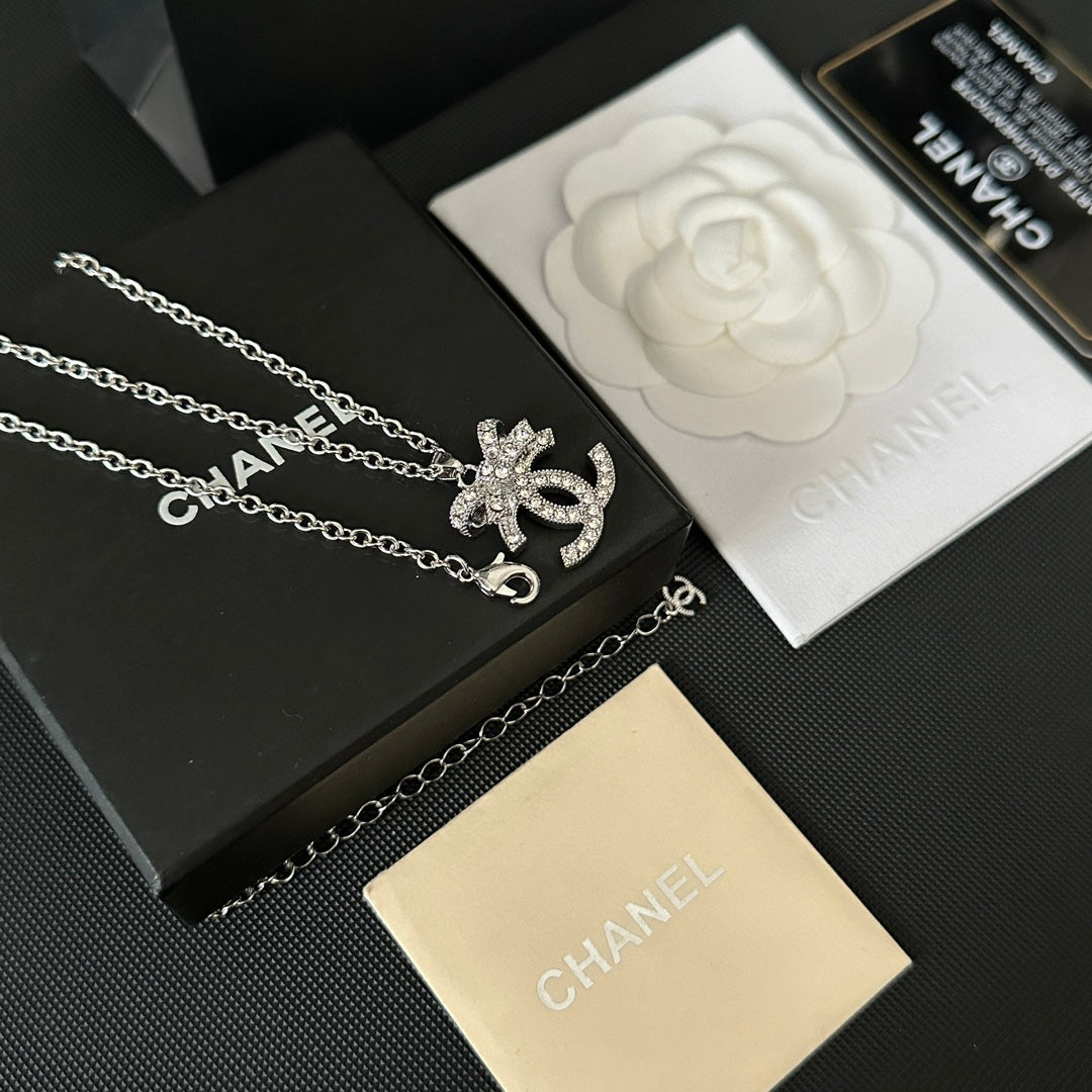 Collier pendentif avec logo en arc de diamant