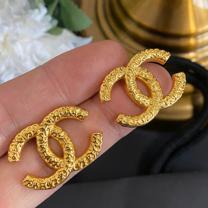 Pendientes de Tachuela con Letra Texturizada Premium