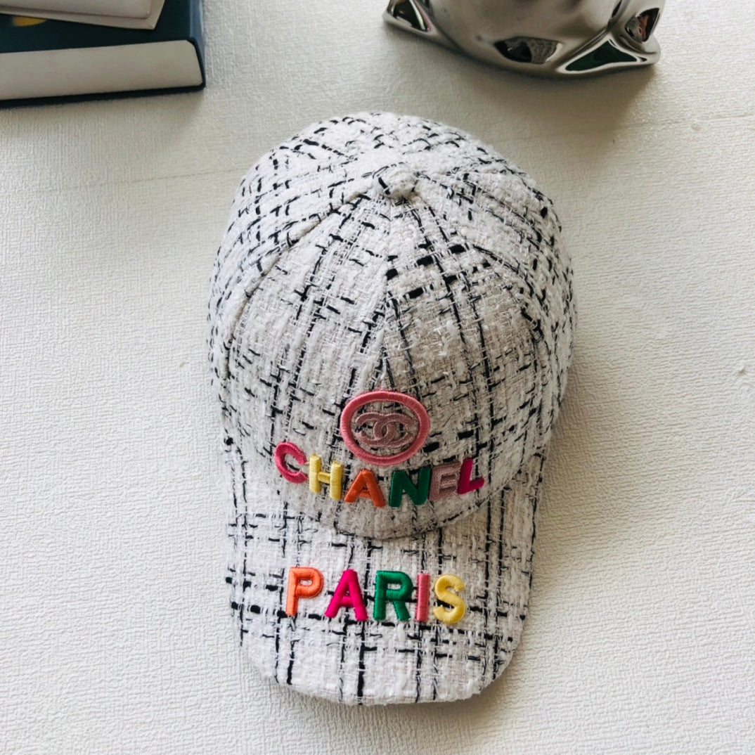 Casquette de baseball femme brodée de lettres colorées