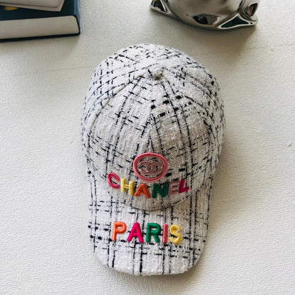 Casquette de baseball femme brodée de lettres colorées