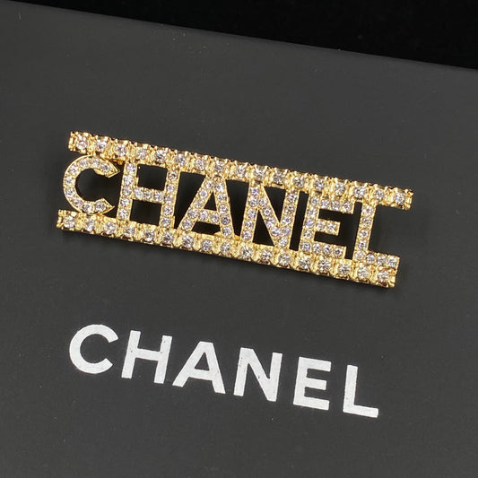 Broche lettre diamant étincelant