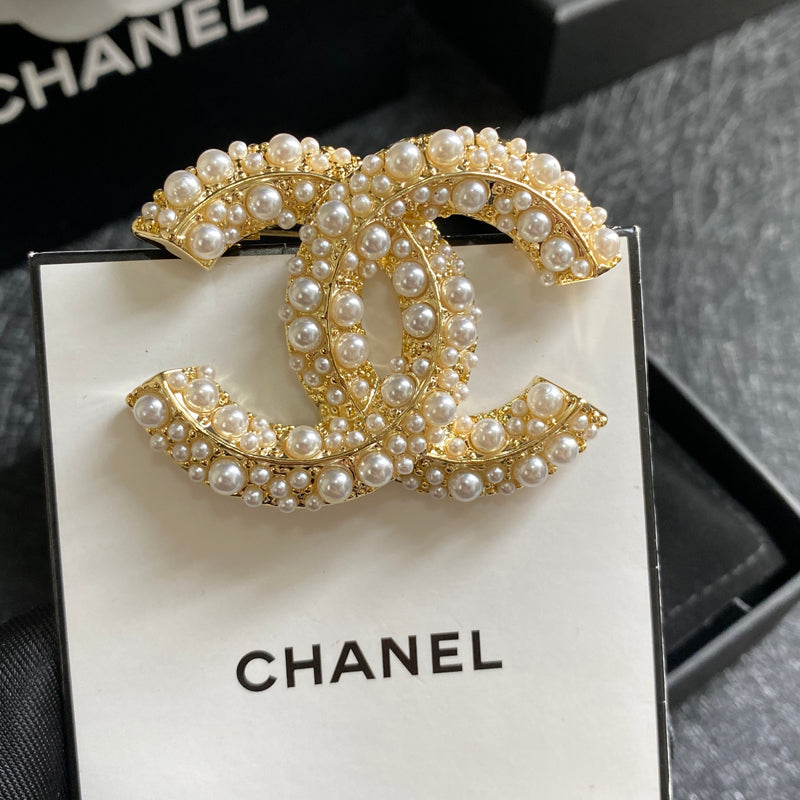 Broche elegante con logo de perla
