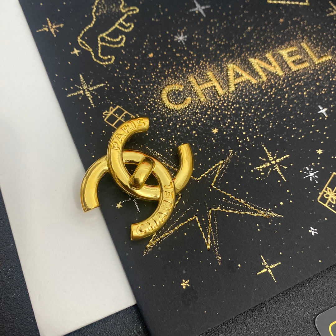 Broche dorado con letras electrochapadas