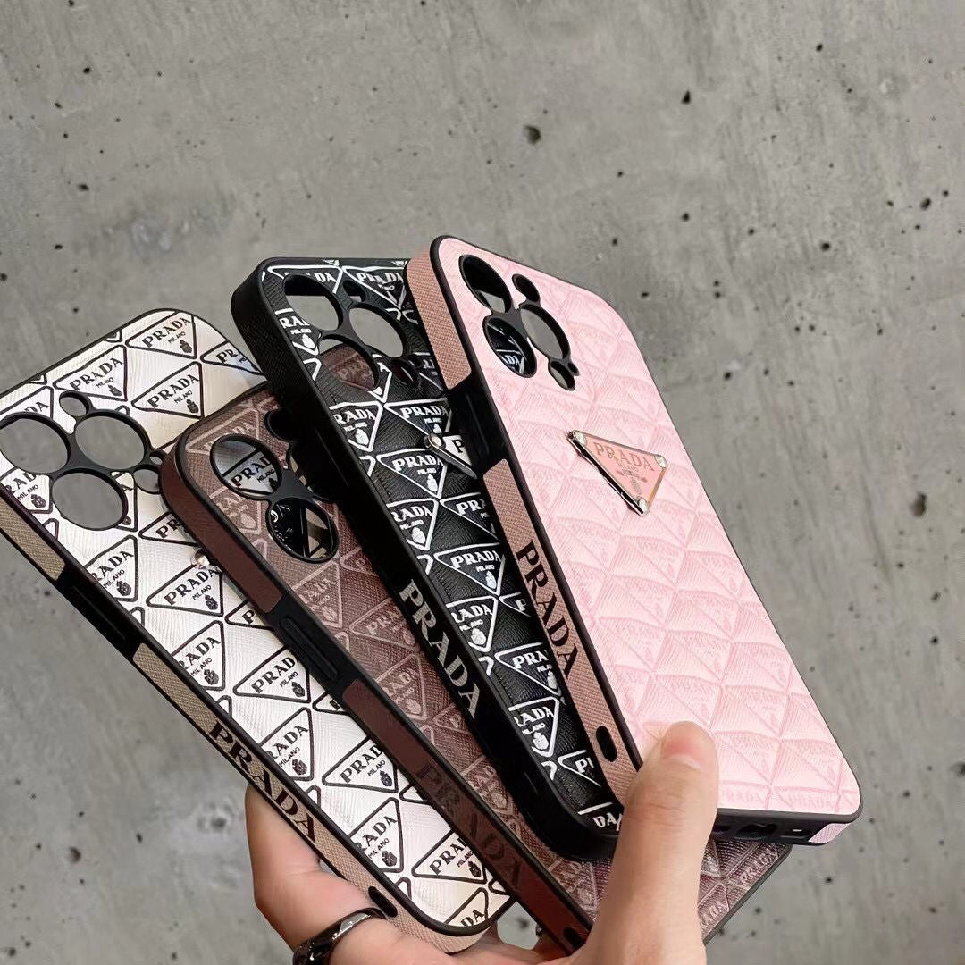Funda de piel con patrón de triángulos