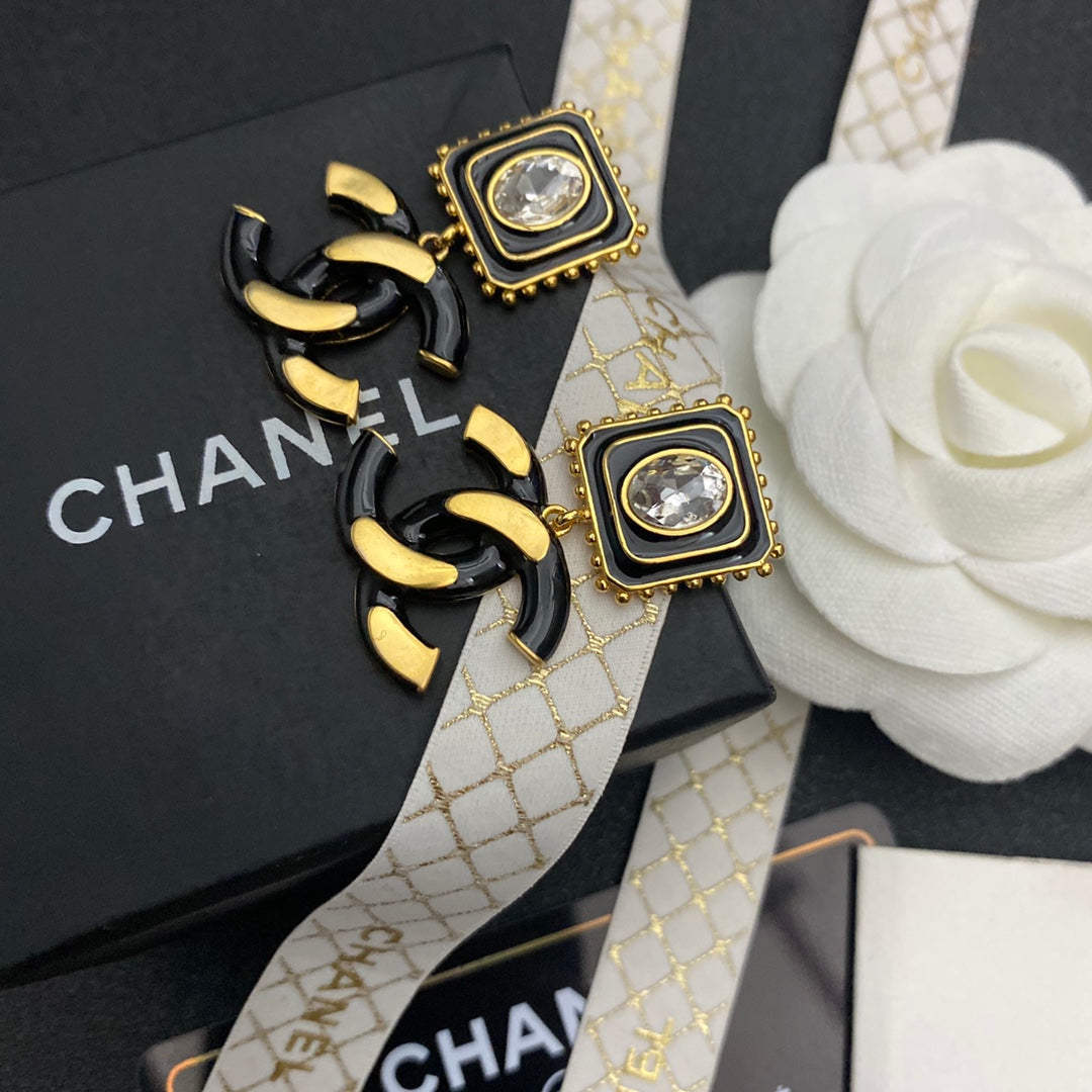 Boucles d'oreilles pendantes vintage avec logo en diamant