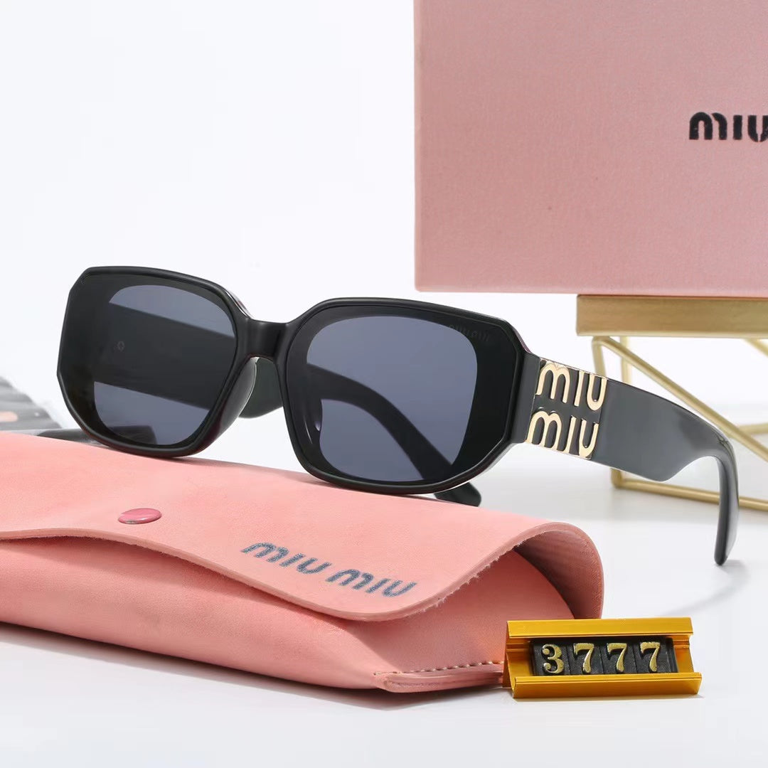 Nouvelles lunettes de soleil à monture carrée