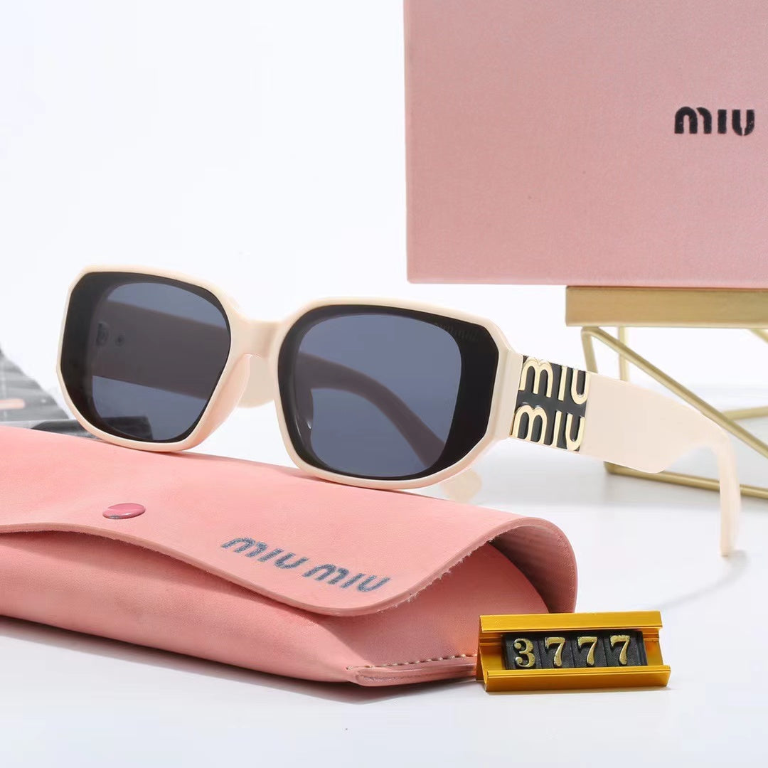 Nouvelles lunettes de soleil à monture carrée