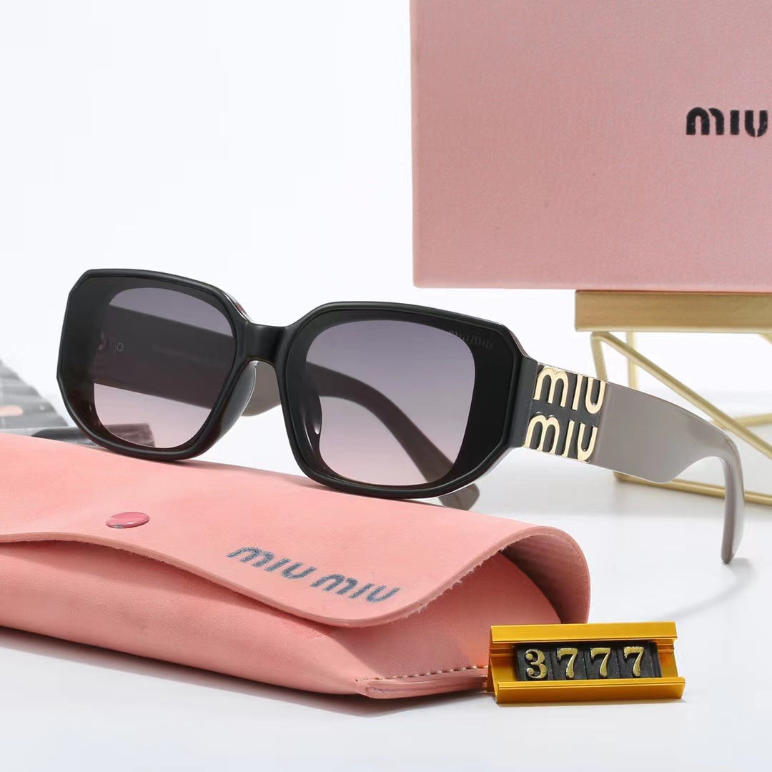 Nouvelles lunettes de soleil à monture carrée