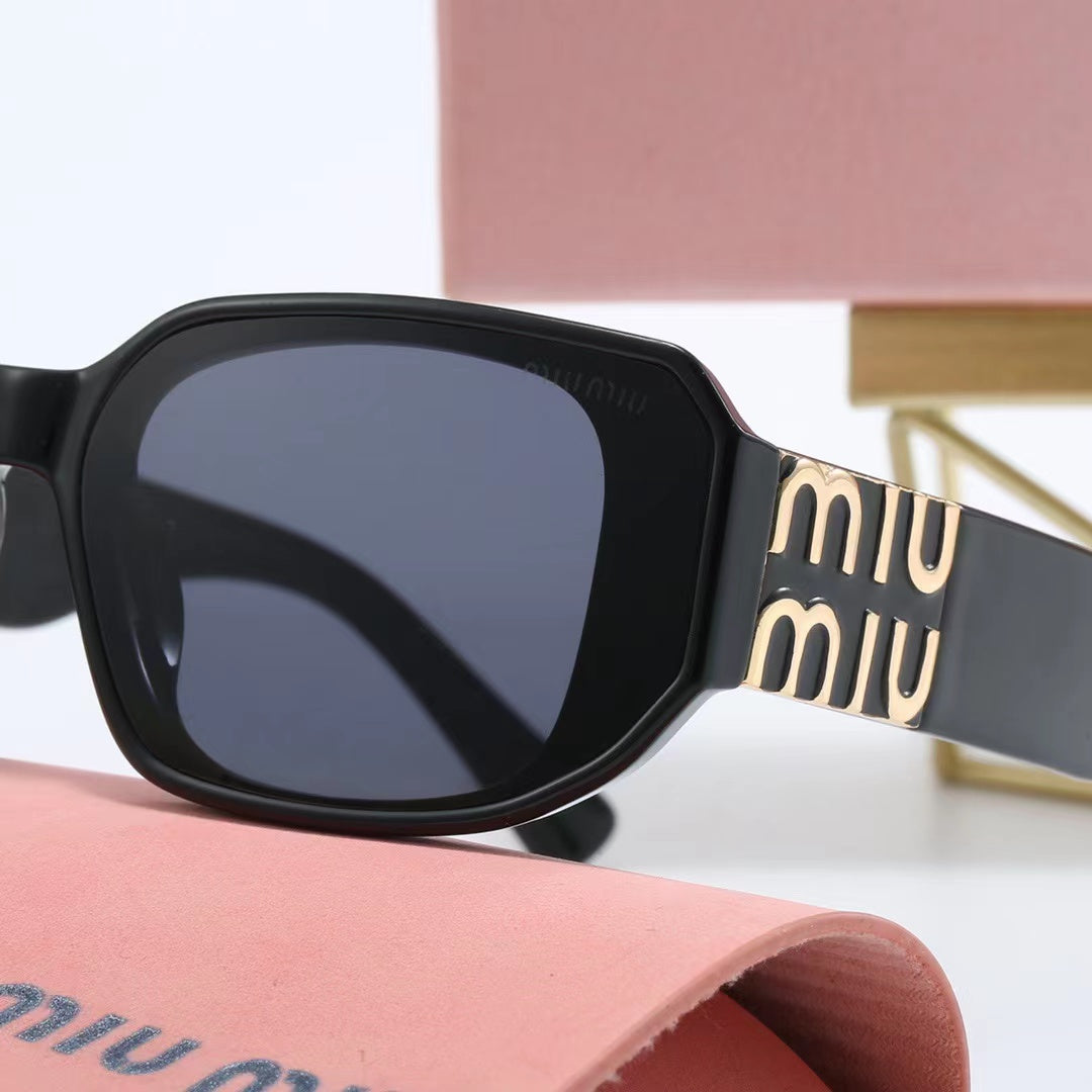 Nouvelles lunettes de soleil à monture carrée