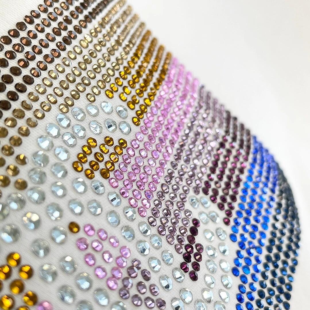 T-shirt court à strass arc-en-ciel