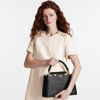 Sac Capucines noir à monogramme en métal