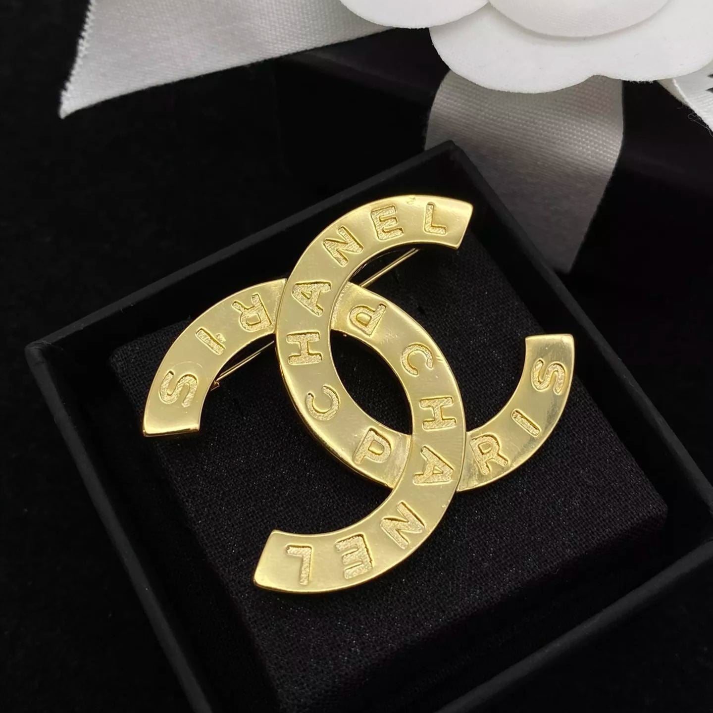 Broche de letra grabado sencillo