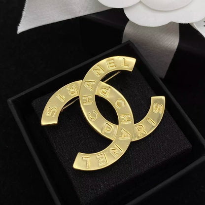 Broche de letra grabado sencillo
