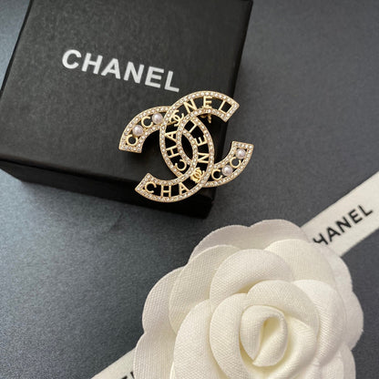 Elegante Broche de Perlas y Diamantes Brillantes