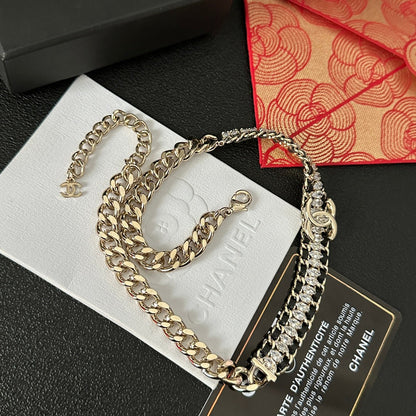 Collier ras du cou brillant avec diamants et pierres épaisses