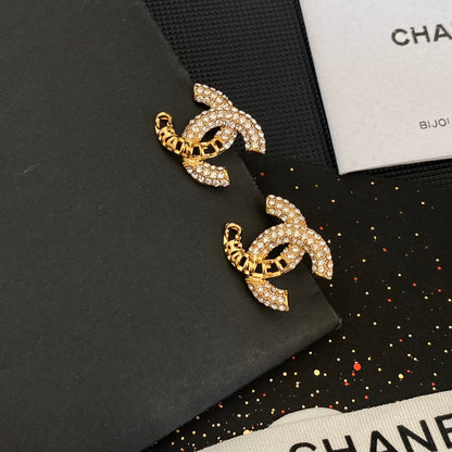 Pendientes de botón con diamante y calados de moda