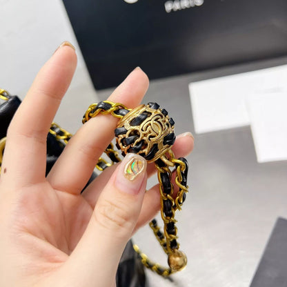 Bolso cubo con cordón de diamantes