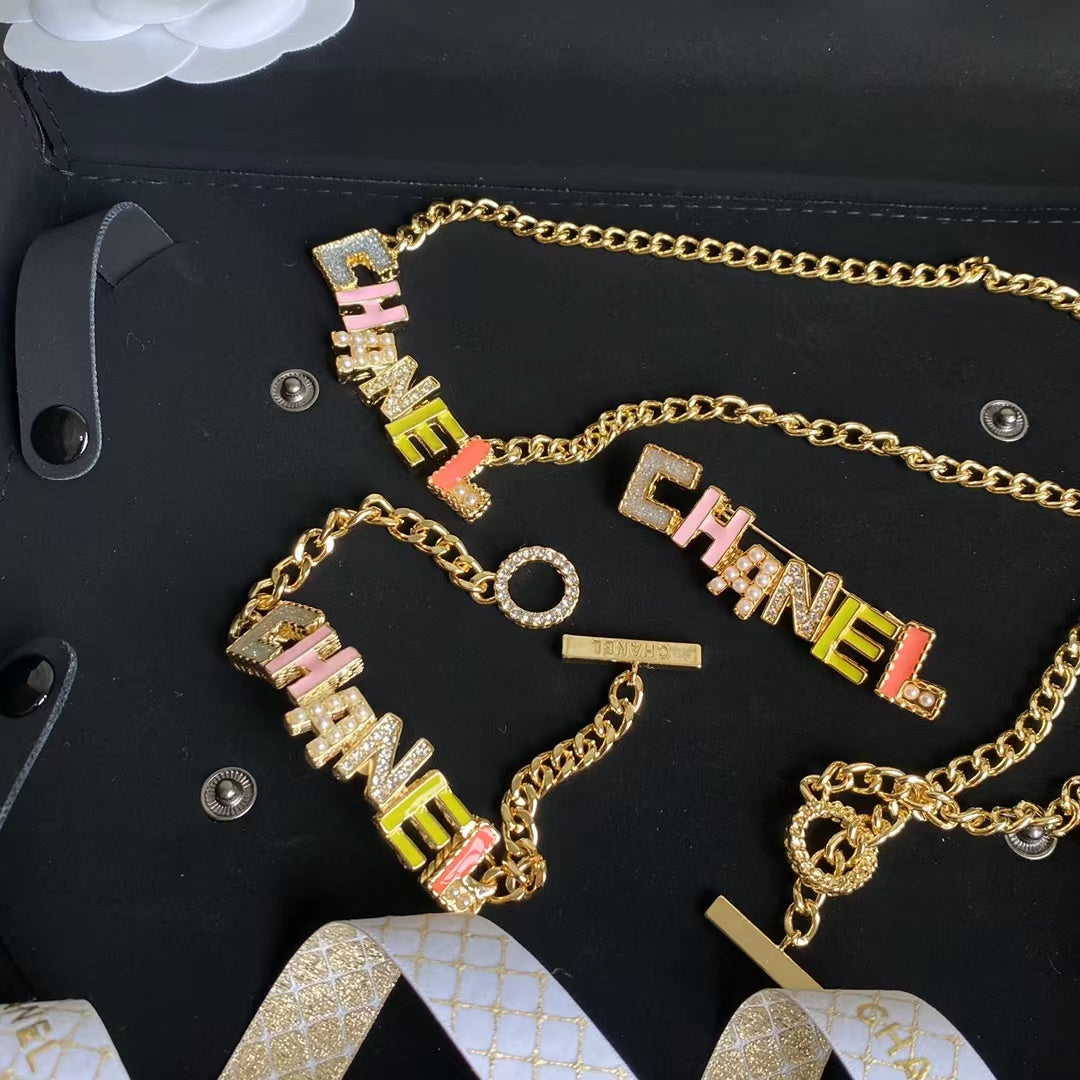 Collar y pulsera de letras de cristal coloridas de moda