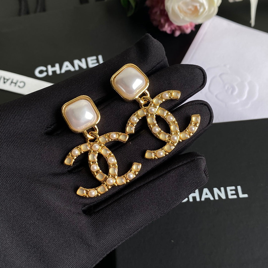 Pendientes colgantes elegantes y chic