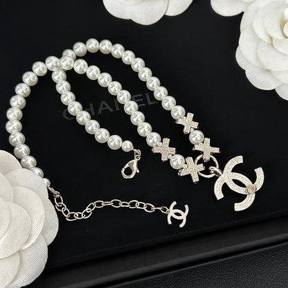 Elegante collar de perlas y diamantes
