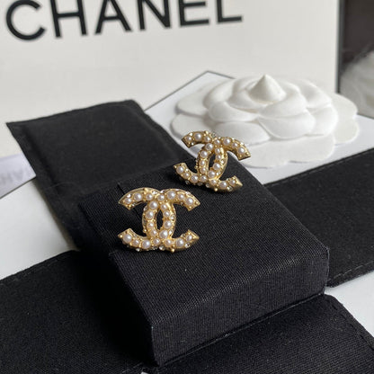 Boucles d'oreilles clous uniques en perles irrégulières