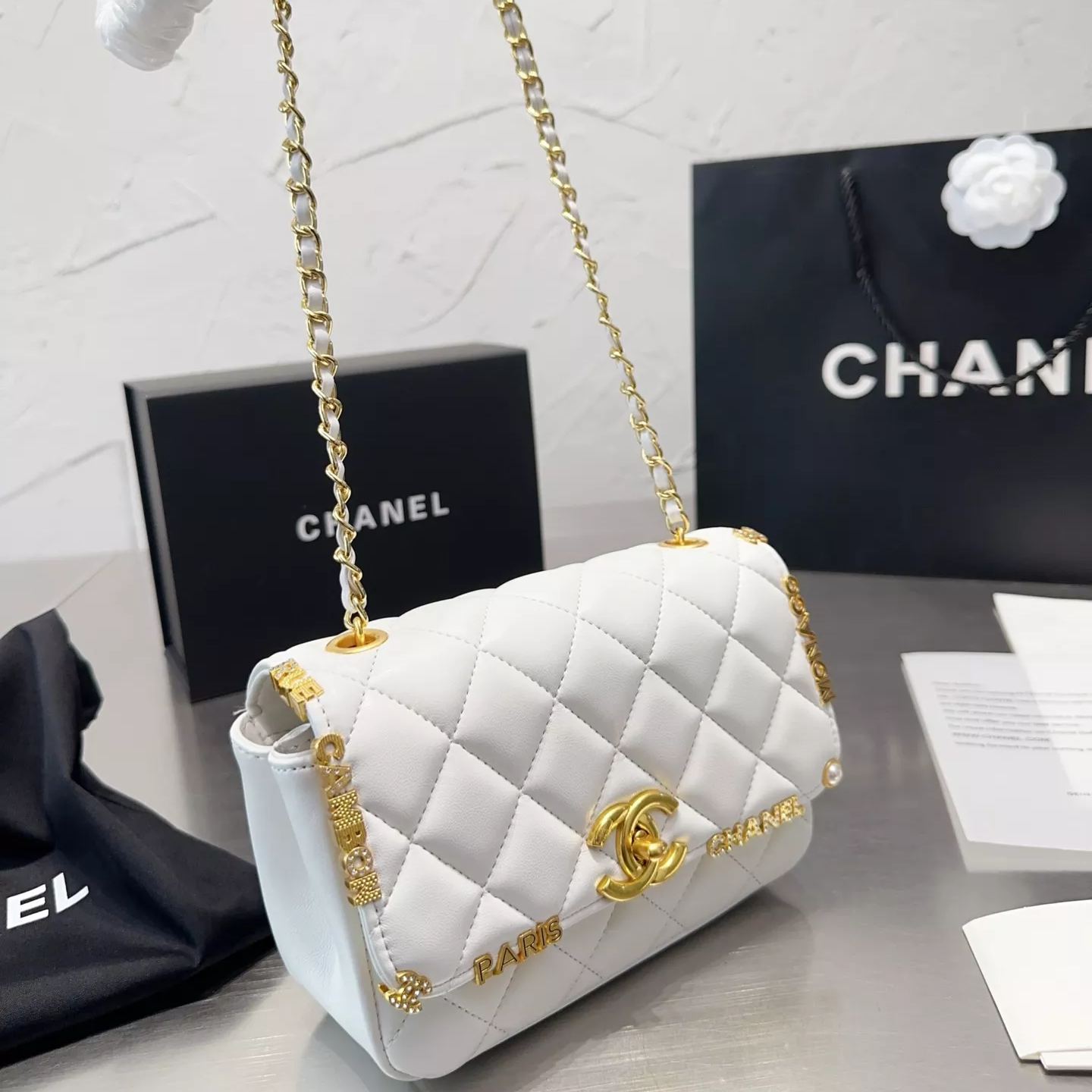 Bolso de cuero con monograma metálico Lucky Charm