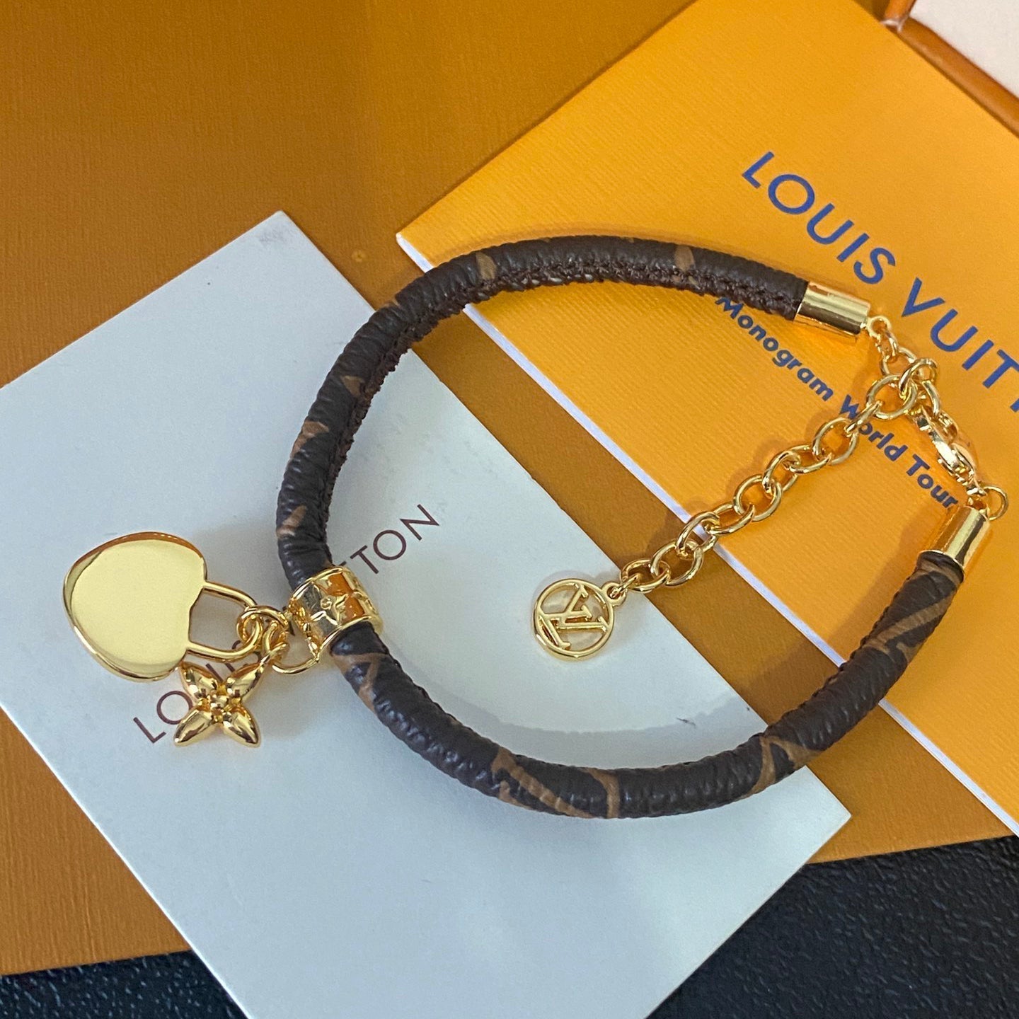 Bracelet en cuir pendentif cœur