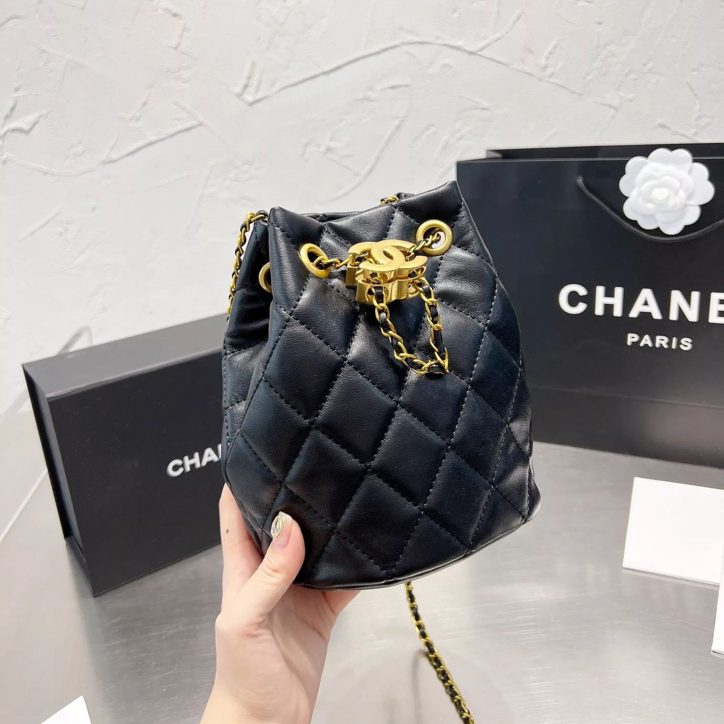 Bolso cubo con cordón de diamantes