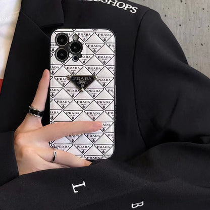 Funda de piel con patrón de triángulos