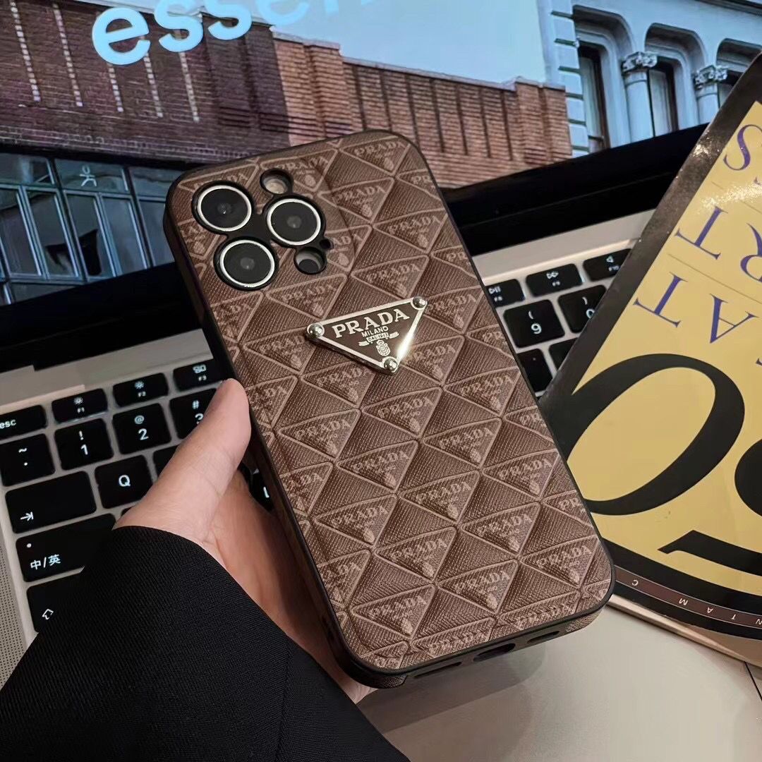 Funda de piel con patrón de triángulos