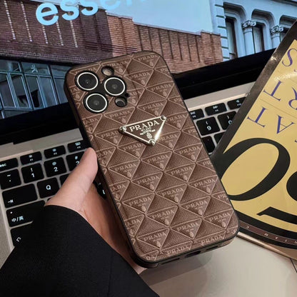 Funda de piel con patrón de triángulos