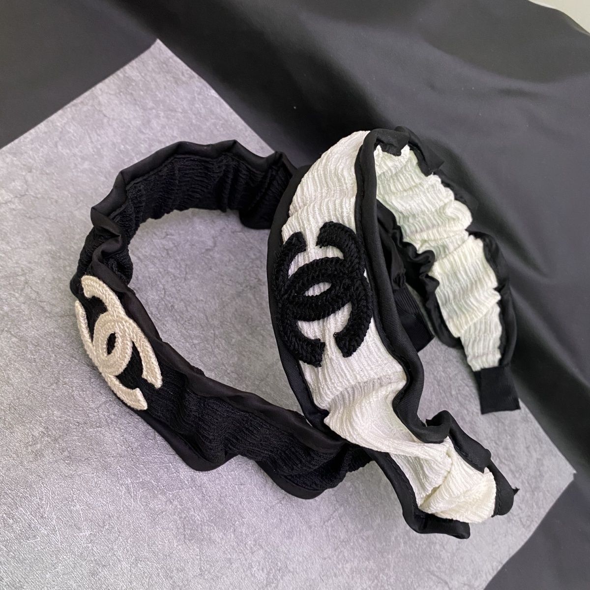 Diadema con volantes de moda