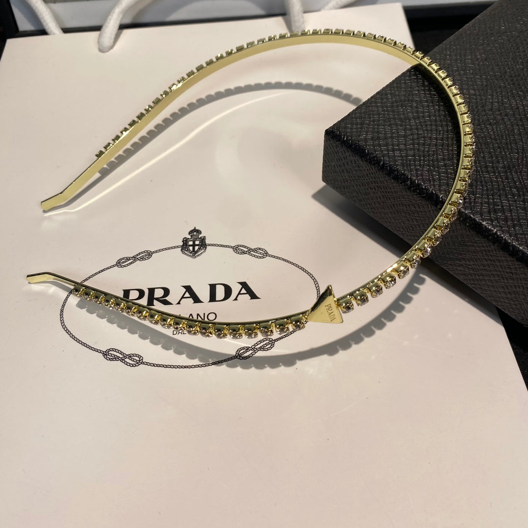 Bandeau orné d'un diamant, logo triangle