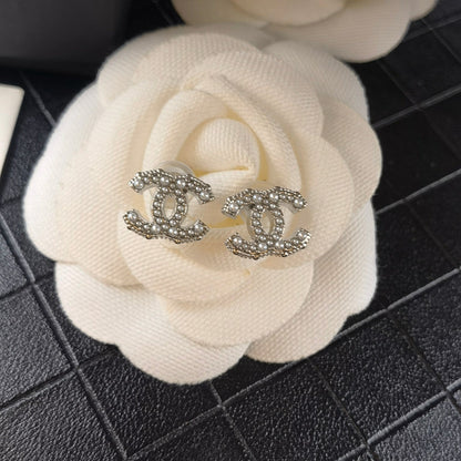 Pendientes clásicos y elegantes con pedrería