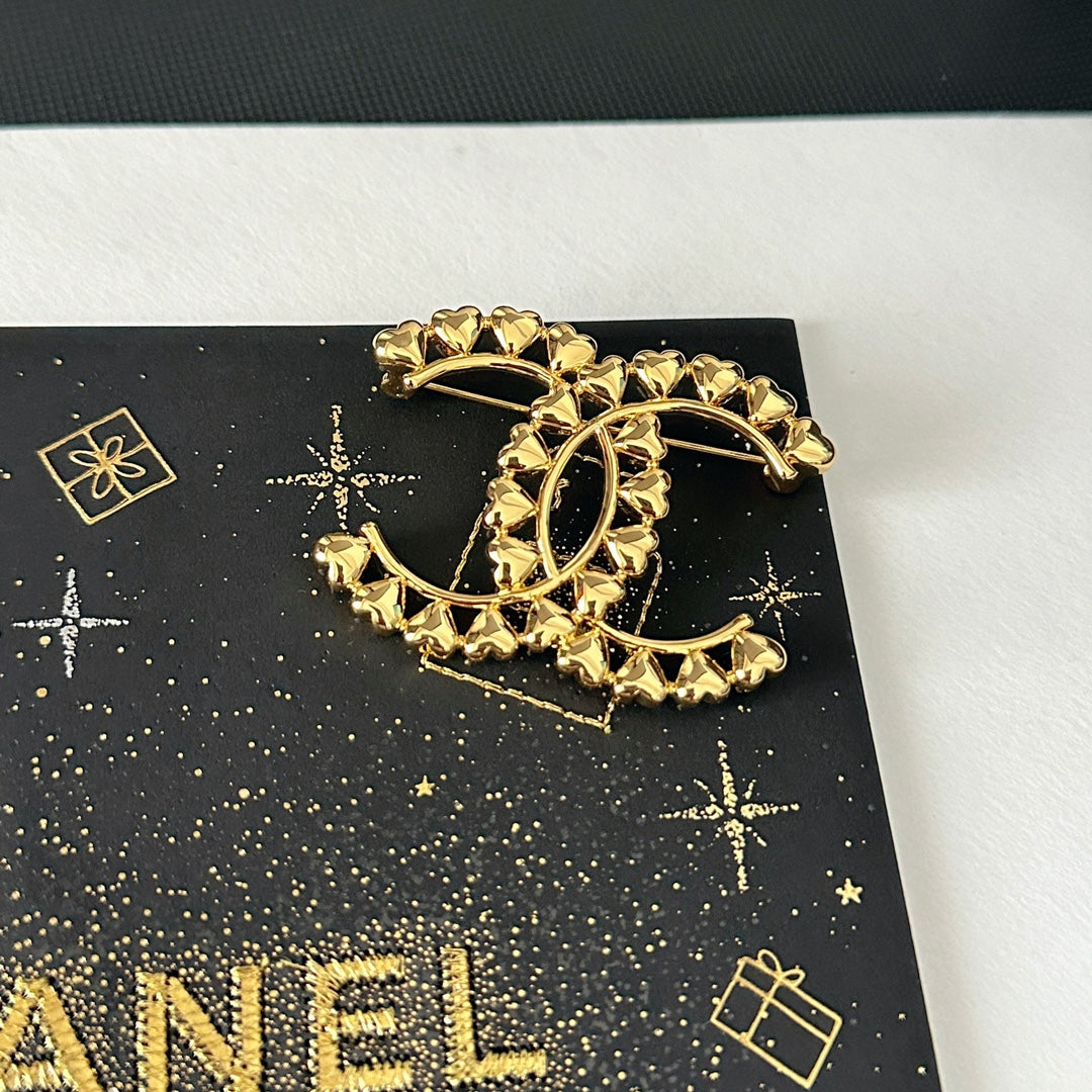 Broche con logo de corazón electrochapado