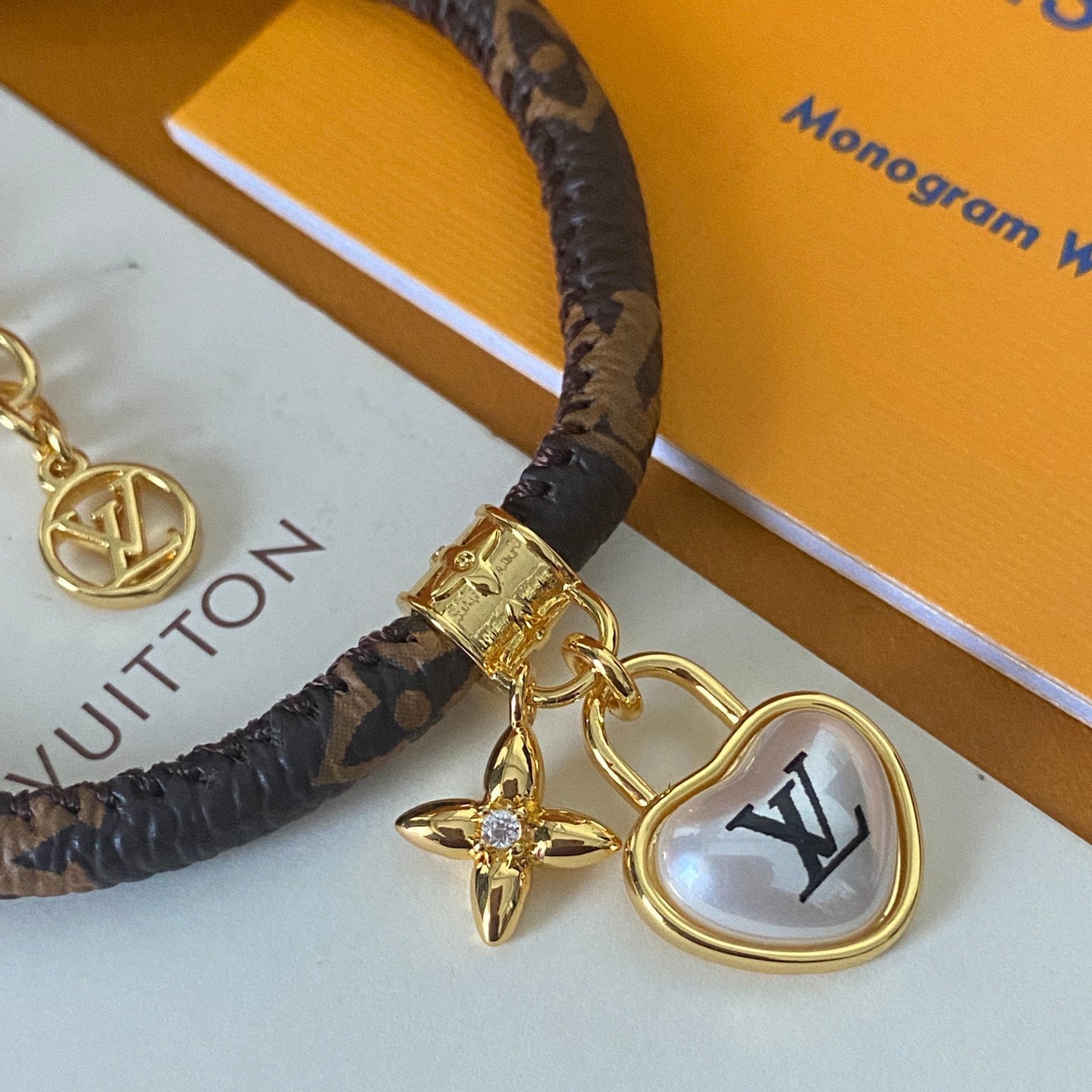 Bracelet en cuir pendentif cœur