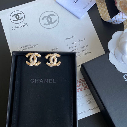 Boucles d'oreilles clous élégantes avec perles et lettres